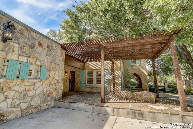 Listing photo id 37 for 402 Thelma Dr