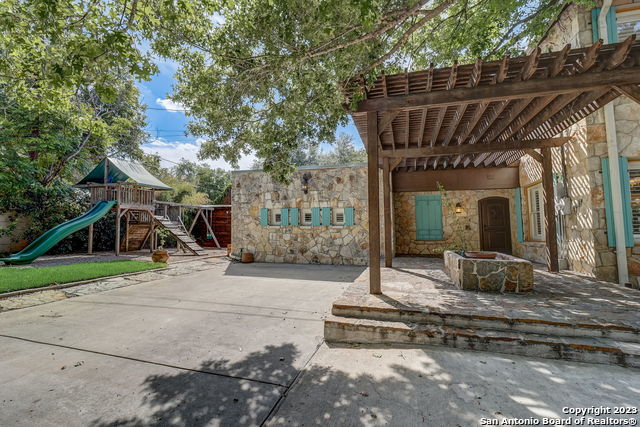 Listing photo id 39 for 402 Thelma Dr