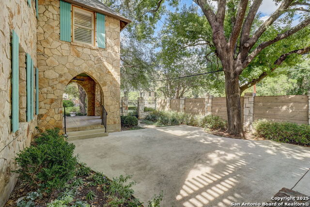 Listing photo id 42 for 402 Thelma Dr