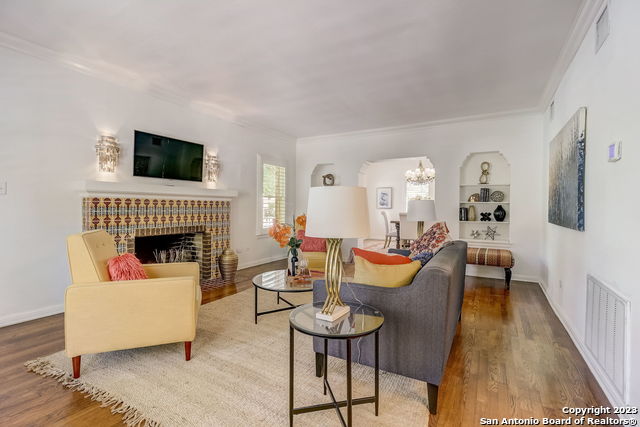 Listing photo id 3 for 402 Thelma Dr