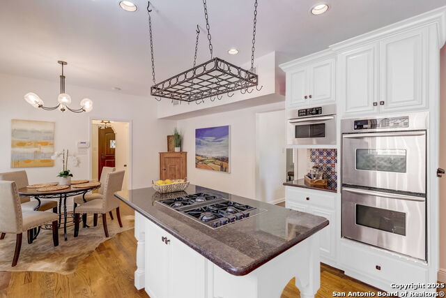 Listing photo id 5 for 402 Thelma Dr