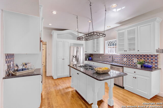 Listing photo id 7 for 402 Thelma Dr