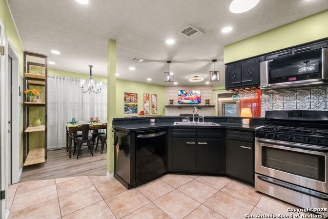Listing photo id 8 for 5501 Merkens Dr