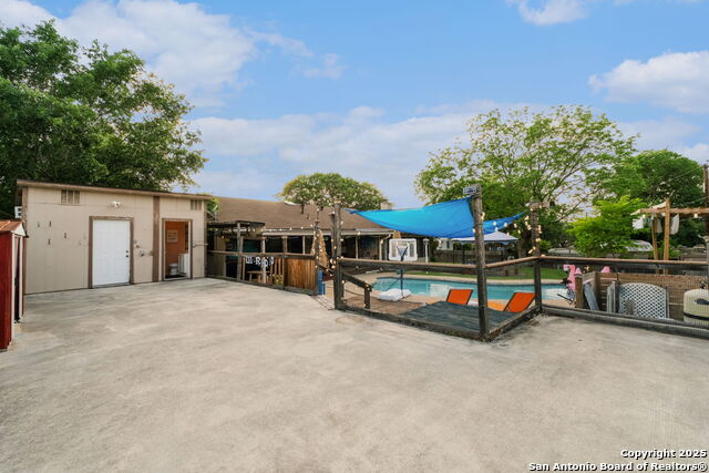 Listing photo id 27 for 5501 Merkens Dr