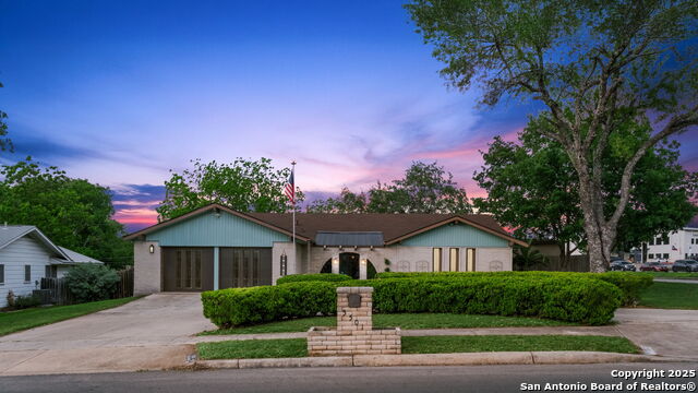Listing photo id 1 for 5501 Merkens Dr