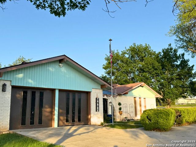 Listing photo id 2 for 5501 Merkens Dr