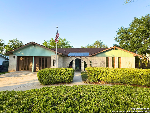 Listing photo id 3 for 5501 Merkens Dr