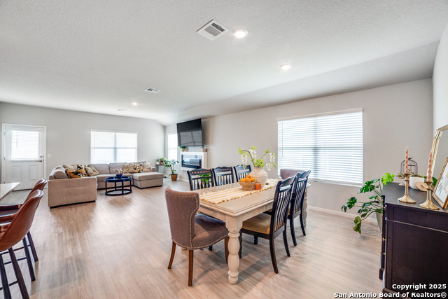 Listing photo id 8 for 950 Albatross Way