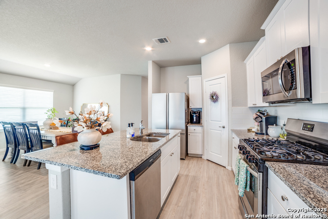 Listing photo id 10 for 950 Albatross Way