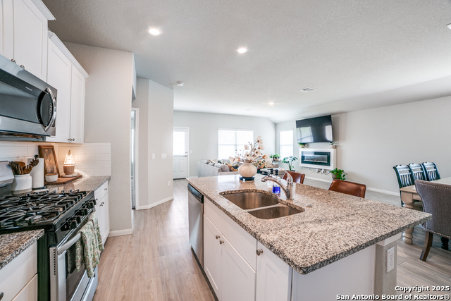 Listing photo id 11 for 950 Albatross Way