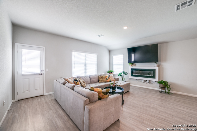 Listing photo id 4 for 950 Albatross Way