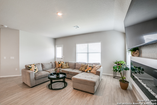 Listing photo id 5 for 950 Albatross Way