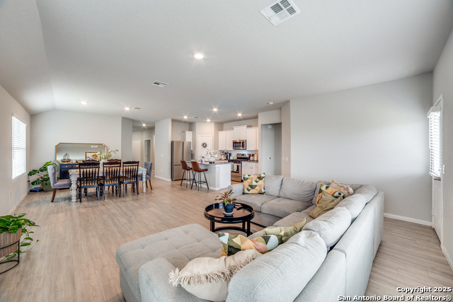 Listing photo id 6 for 950 Albatross Way