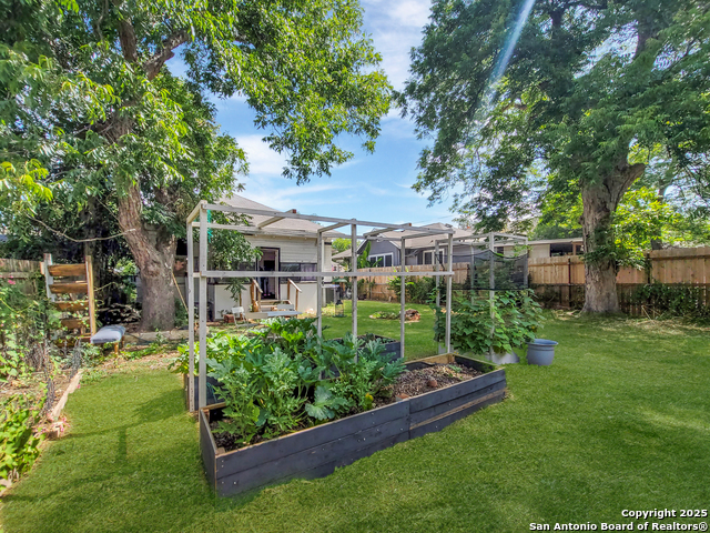 Listing photo id 8 for 318 Chicago  