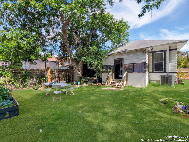 Listing photo id 9 for 318 Chicago  