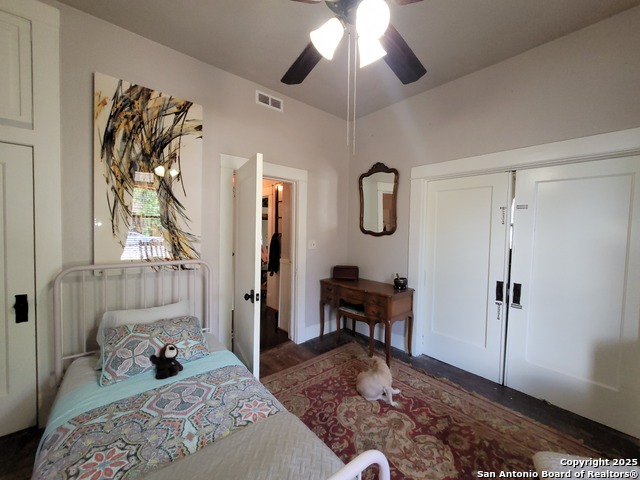 Listing photo id 4 for 318 Chicago  