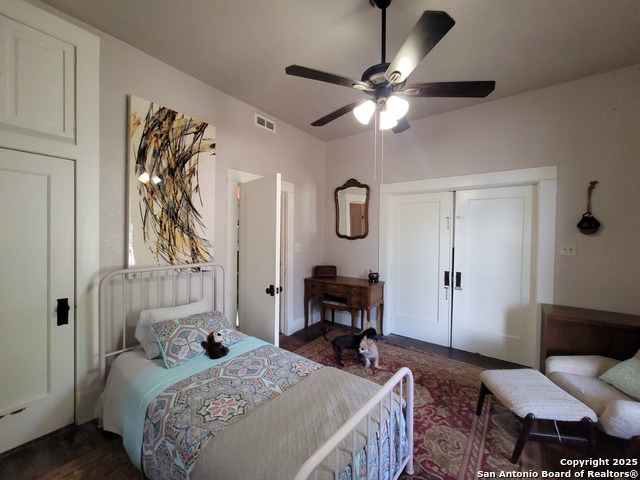 Listing photo id 5 for 318 Chicago  