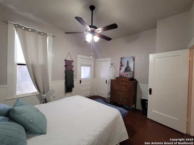 Listing photo id 6 for 318 Chicago  