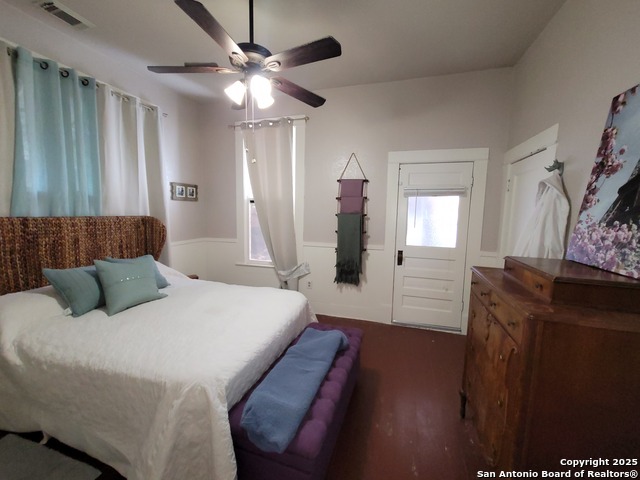 Listing photo id 7 for 318 Chicago  