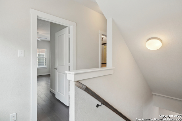 Image 17 of 32 For 211 Courtland E
