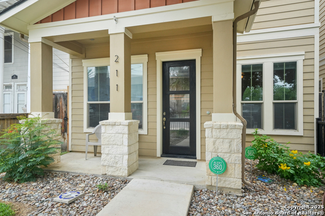 Image 3 of 32 For 211 Courtland E