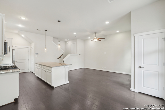 Image 9 of 32 For 211 Courtland E