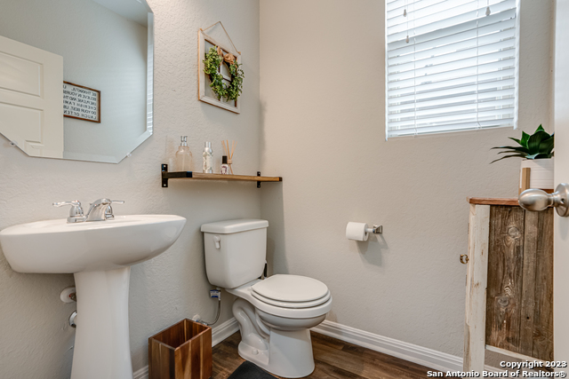 Image 15 of 30 For 8527 Straight Oaks