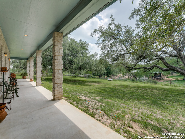 Listing photo id 28 for 6840 Loop 1604 S