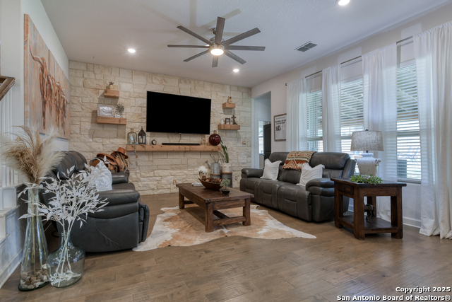 Listing photo id 3 for 1531 Esser Crossing