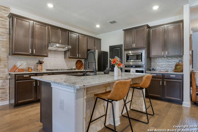 Listing photo id 6 for 1531 Esser Crossing