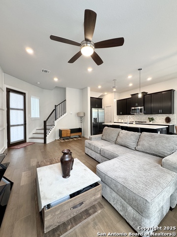 Image 5 of 33 For 5843 Whitby Rd #13
