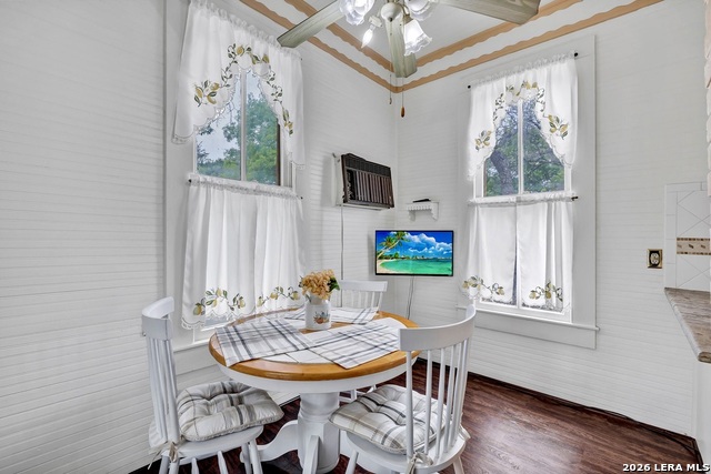 Image 18 of 45 For 705 Guenther E