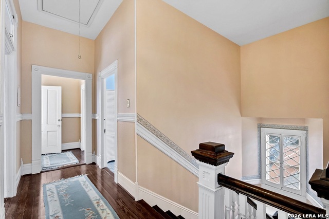 Image 19 of 45 For 705 Guenther E