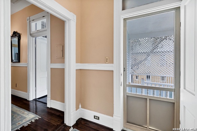 Image 33 of 45 For 705 Guenther E