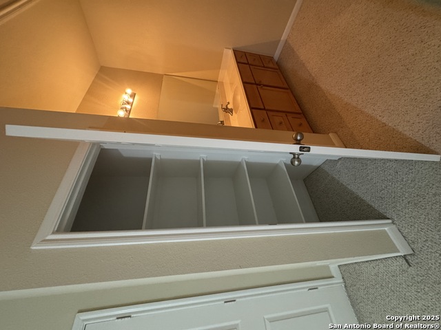 Image 38 of 50 For 6160 Eckhert  103