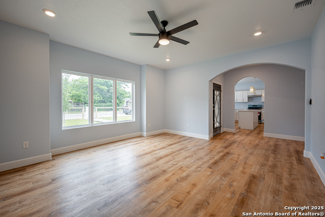 Listing photo id 10 for 715 Sunglo  