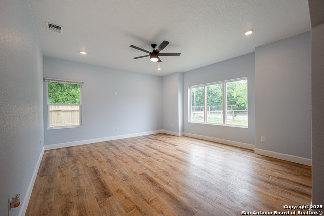 Listing photo id 17 for 715 Sunglo  