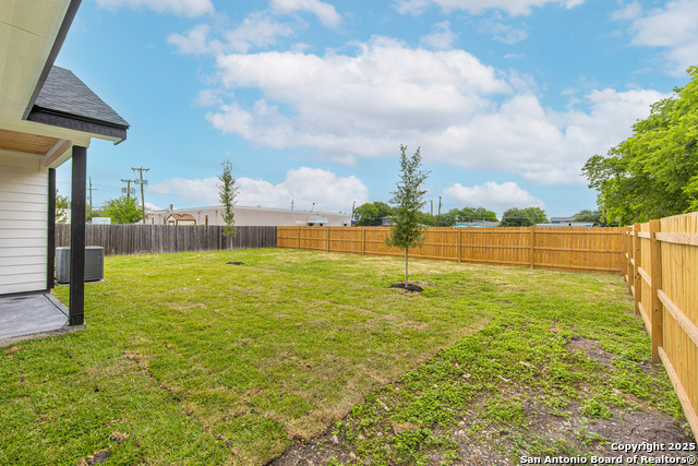 Listing photo id 34 for 715 Sunglo  