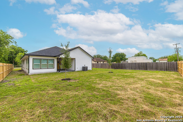Listing photo id 35 for 715 Sunglo  
