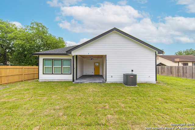 Listing photo id 36 for 715 Sunglo  