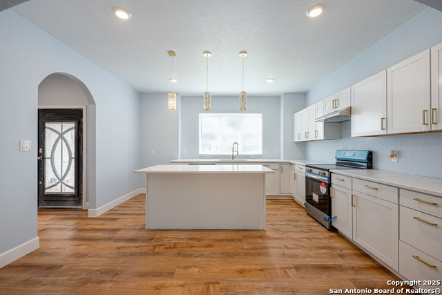 Listing photo id 2 for 715 Sunglo  