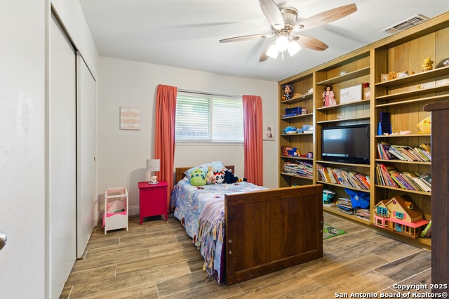 Listing photo id 16 for 614 Moorside Dr