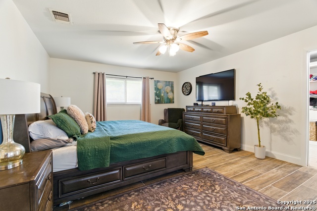 Listing photo id 18 for 614 Moorside Dr