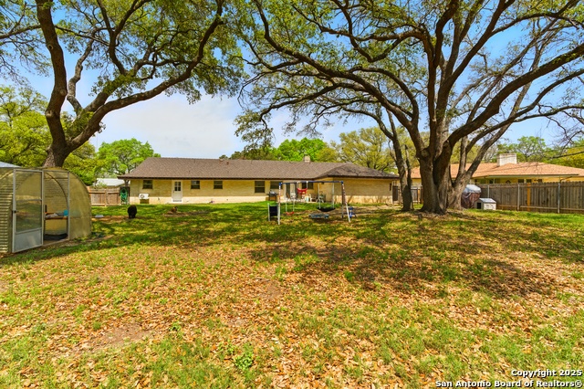 Listing photo id 22 for 614 Moorside Dr