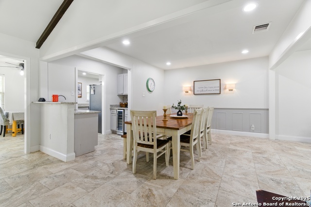 Listing photo id 3 for 614 Moorside Dr