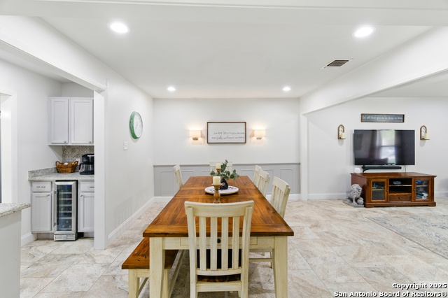 Listing photo id 5 for 614 Moorside Dr