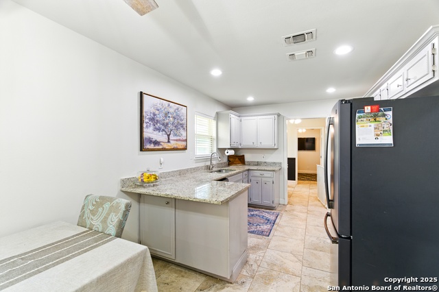 Listing photo id 6 for 614 Moorside Dr