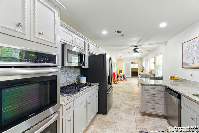 Listing photo id 7 for 614 Moorside Dr