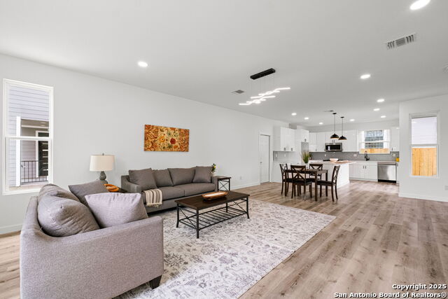 Listing photo id 8 for 430 Dreiss St Unit #1