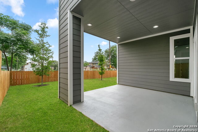 Listing photo id 36 for 430 Dreiss St Unit #1